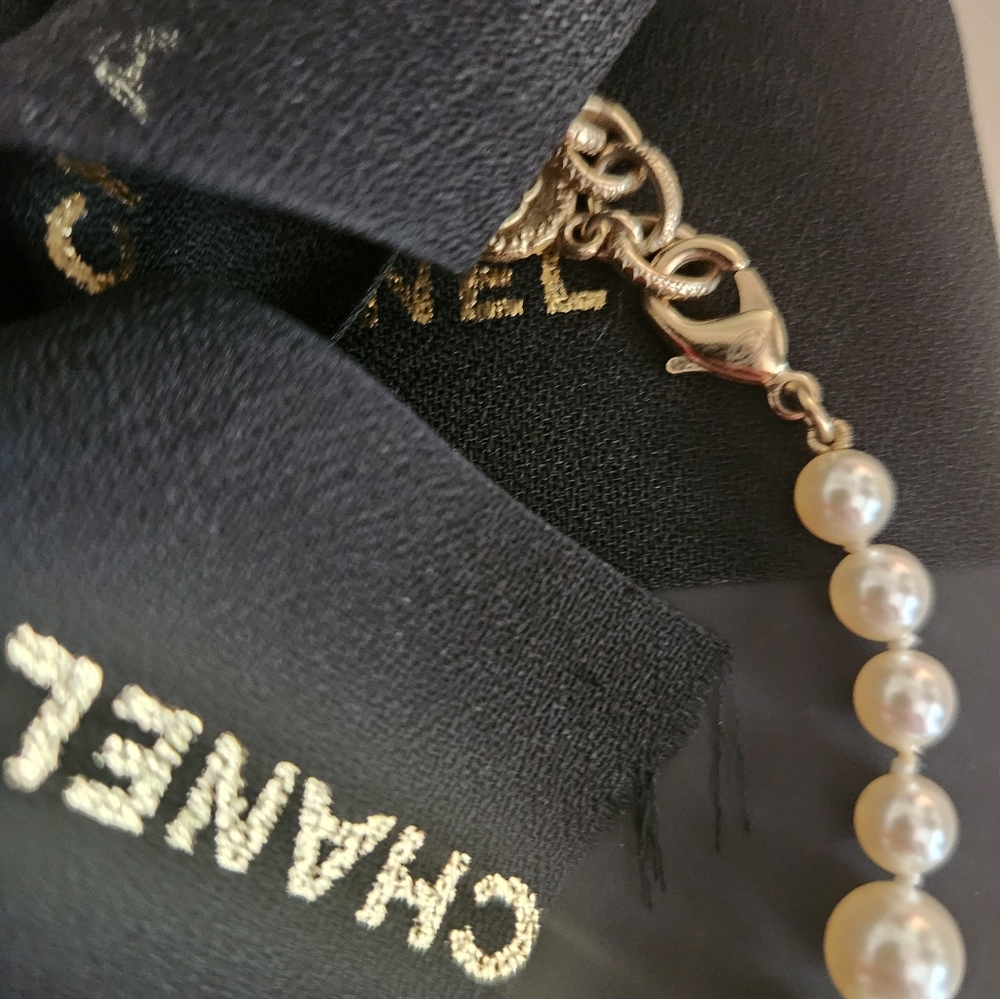 ❌️SOLD DIRECTLY ❌️CHANEL 100th Anniversary Pearl + Charm Necklace - Picture 2 of 16
